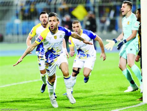 يقف البرتغالي فيتوريا مدرب النصر، أمام مأزق فني قبل ملاقاة الحزم غدا السبت ضمن الجولة ٢٩ من منافسات دوري كأس الأمير محمد بن سلمان للمحترفين، وذلك بسبب غياب البرازيلي بيتروس لاعب المحور بسبب تراكم البطاقات، وعدم اتضاح الرؤية حول قدرة الثنائي عبد الله. بيتروس يكسر تميز حمد الله | صحيفة الرياضية