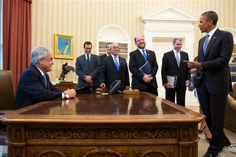 Ingresa a nuestras redes sociales. File:Obama and Pinera at Resolute Desk.jpg - Wikimedia Commons