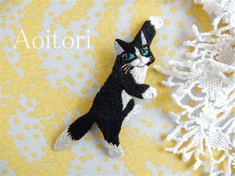 刺繍でひと針ひと針、大切に生まれた守り猫のブローチ Base Mag ねこ 刺繍 猫のアップリケ 刺繍 かわいい