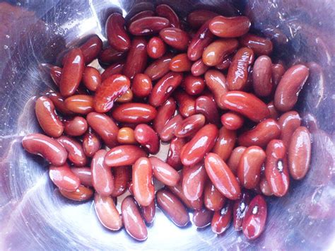 In terms of taste, red beans give out a beany flavor, whereas kidney beans usually absorb the flavors of the ingredients they are cooked with. RAWk Me!: The Kidney Bean Salad