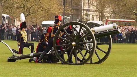The australian federation guard fired 41 rounds to honour the duke. Gun salute in Hyde Park for Queen's 90th birthday - YouTube