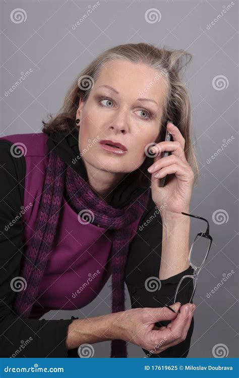 mujeres maduras en el teléfono imagen de archivo imagen de escuchar atractivo 17619625