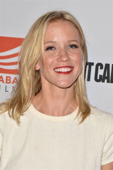 Can someone explain this to me? Jessy Schram - ''Shot Caller' Premiere in Los Angeles 08 ...