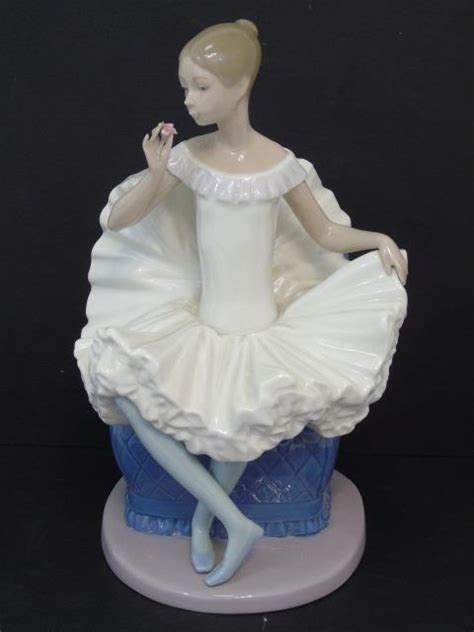 Lladro Vintage Porcelain Statue Of A Ballerina