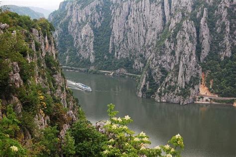 Dunarea La Cazane Visit Romania Danube River Croatia Places To See