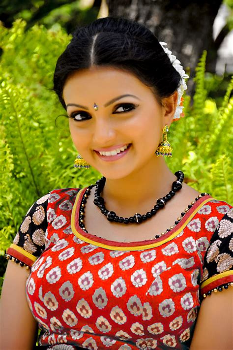 Saranya Mohan Cute Malayalam Actress In Blouse New Large Close Up Photos