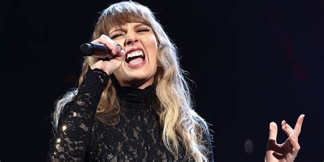 Rock Hall 2021 Watch Taylor Swift Perform Carole King’s “will You Love Me Tomorrow”