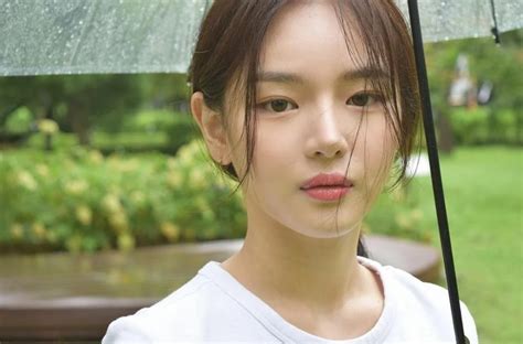 netizens are amazed by a rookie model who looks like a mix of han so hwee and shin se kyung