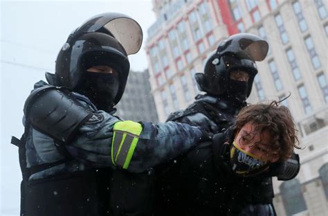 russian police detain hundreds protesting against jailing of kremlin critic alexei navalny