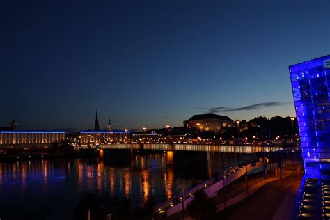 The tourist slogan of the city is in linz beginnt's (it starts in linz). Linz bei Nacht Foto & Bild | architektur, architektur bei ...