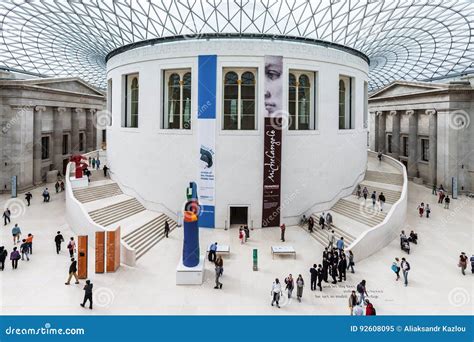 Turisti Nella Grande Corte Di British Museum Londra Engla Immagine