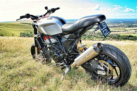 Prawdziwy szał na motocykle cafe racer panuje już od jakiegoś czasu. Husqvarna Goes Ducati, Cafe-Racer Goes Roadster ...