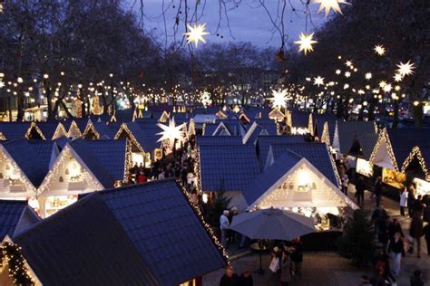 In weihnachtlich dekorierten hütten unter baumkronen mit. Markt der Engel: Der himmlische Weihnachtsmarkt am Kölner ...