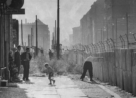 The Rise Of The Berlin Wall Through Rare Photographs 1961 1989 Rare