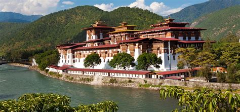 Jan 16, 2019 · surrounded by the himalayas, bhutan is a small country sandwiched between india and tibet, just east of nepal and north of bangladesh. Darjeeling, Sikkim und Bhutan - Höhepunkte im Himalaya ...
