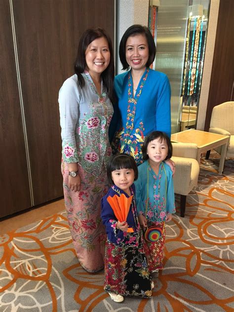 A kebaya is an upper garment traditionally worn by women in southeast asia, notably in indonesia, malaysia, singapore and brunei. theperanakanconnection: Nyonya sarong kebaya and peranakan ...