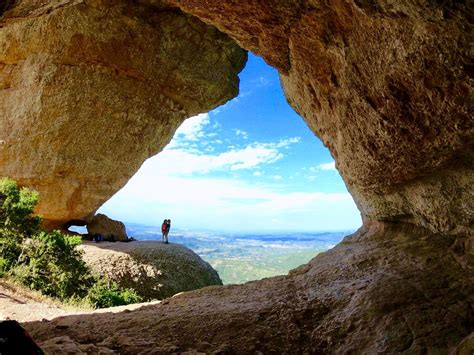 Preciosa Imagen En La Roca Foradada De Montserrat Link Montserrat