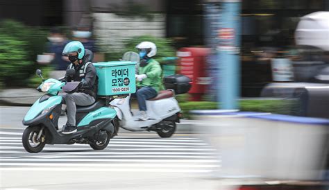 쿠팡이츠, 라이더 확보 총력에 배달료 2만원 넘기도. 배달 늦던 '배민', 쿠팡이츠 따라 '단건배달' 도입
