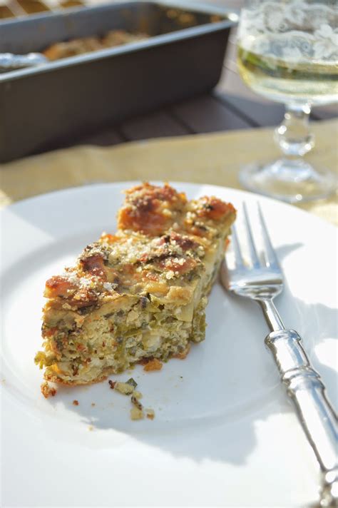 Voor dit recept neem je het liefst 6 kleine courgettes waar de bloem nog aanzit van ongeveer 4 cm breed en 20 cm lang. Sento i pollici che prudono: FLAN DI ZUCCHINE