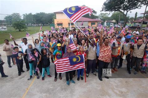 Beberapa orang peserta yang terdiri daripada pasukan unit. Ribuan rakyat hadiri sambutan Hari Kebangsaan peringkat ...