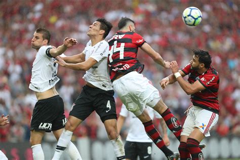 Foram 57 vitórias do mengão, 30 empates e 53 derrotas. Flamengo x Corinthians: Rubro Negro é o favorito para ganhar