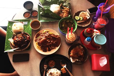 Tempat ini sangat cocok untuk wisata kuliner di malam hari dengan menu andalan nasi hitam dengan 20 lauk yang bisa dipilih sendiri. 16 Tempat Makan Menarik Di Kota Kinabalu Western, Seafood ...