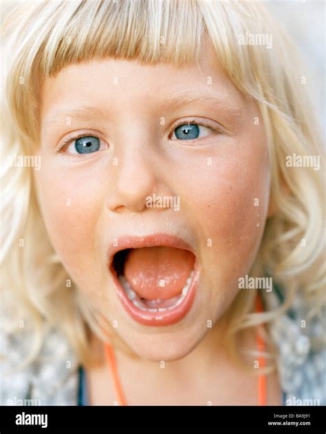Girl Shouting Gaping Mouth Fotografías E Imágenes De Alta Resolución