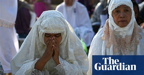 Indonesians Flock To Mosques And Cemeteries For Eid Al Fitr Video