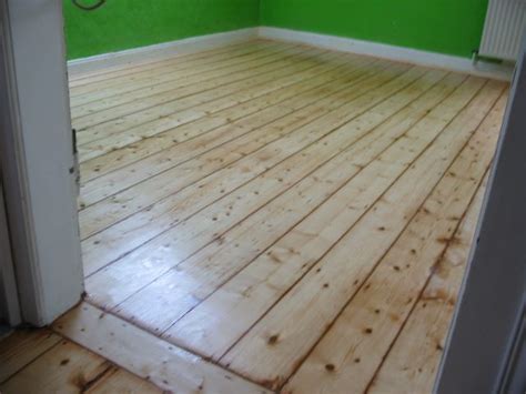 Weist der holzfußboden leichte unebenheiten auf? hochwertige Baustoffe: Holzboden dielen verlegen