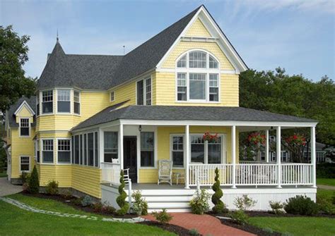 Si la façade de votre maison est blanche ou beige clair, privilégiez des ouvertures et volets de couleur foncée. Revêtement extérieur de bois maibec utilisé: bardeau ...