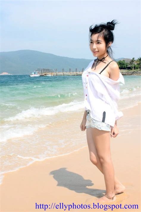 Galeri Foto Sexy Elly Tran Ha Di Pantai Dengan Kemeja Putih Model
