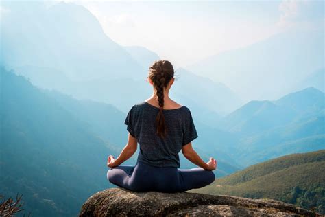 Best Time To Meditate According To 12 Experts Woman Meditating 10