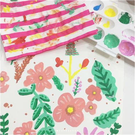 Mulai dari seprai, bantal, selimut, hingga hiasan dinding kamar. Motif Bunga di Sepatu Sedang Populer, Gambar Sendiri dengan Cat Air - Fashion Fimela.com