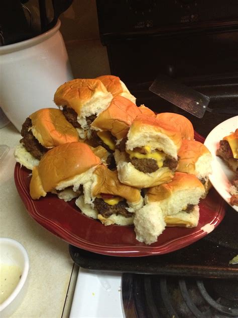 Bacon Cheeseburger Sliders On Kings Hawaiian Sweet Rolls Food Yummy