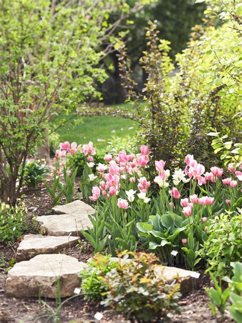 I can't wait to try out these gardening tips. Spring Flowers to Grow in the Garden