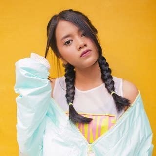 Sekian lamanya kumelangkah lewati cerita begitu jauh dan berwarna namun tetap saja tak ada yang sang. Hanin Dhiya - Suatu Saat Nanti - Lirik Update | Lyrics ...