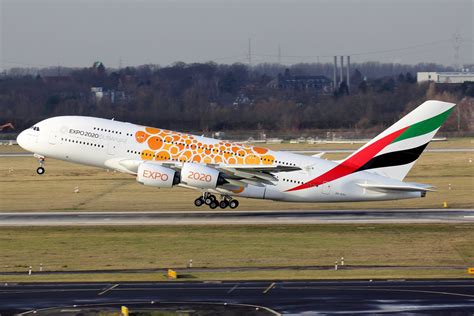 Der emirates a380 ist das größte. Emirates Airbus A380-861 A6-EOU beim Start in Düsseldorf 1 ...