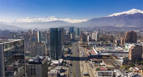 Asimismo informó que el 60% está concentrado en las comunidades y el 40% en albergues. Chile ordena cuarentena a grandes ciudades por sostenido ...