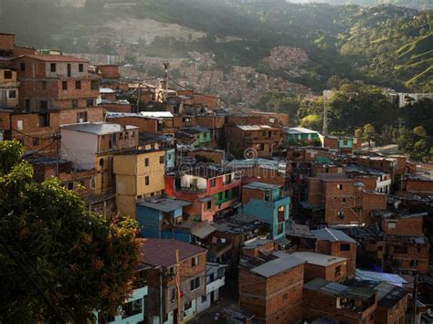 Panorama Paisaje Urbano De Coloridas Casas De Ladrillo En La Comuna 13
