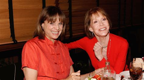 Mary Tyler Moore And Valerie Harper 5 Fast Facts