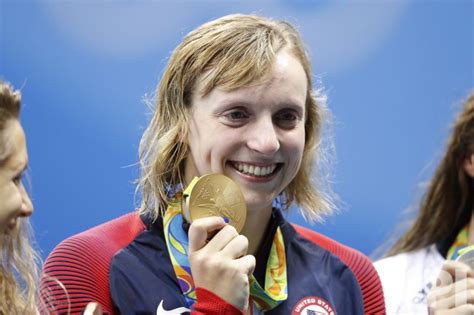 Photo Katie Ledecky Usa Shows Off Her Gold Medal In The Womens 800m