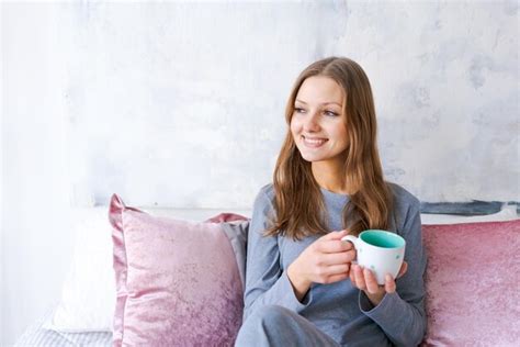 Nettes Mädchen Genießt Morgens Kaffee Oder Tee Im Bett In Ihrem Pyjama Schön Premium Foto
