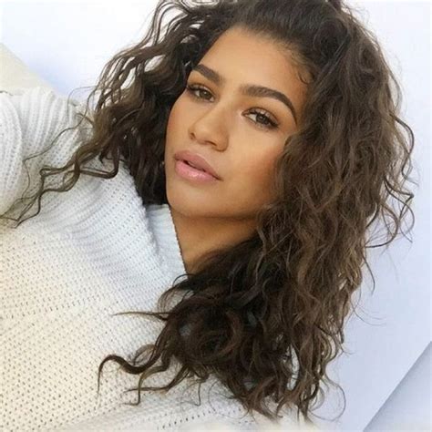 Zendaya Comparte Su Rutina De Cabello Rizado A To Z Embassy