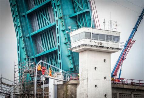 Jun 25, 2021 · hoewel door de coronamaatregelen alle horecagelegenheden om 22:00 uur zouden moeten sluiten, wordt die sluitingstijd in rotterdam vrijdagavond niet gehandhaafd voor horeca met een nachtontheffing. Terug in de tijd: 55 jaar oude Haringvlietbrug was ooit ...