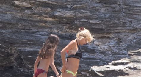 Παιδῐᾱ́ • (paidiā́) f (genitive παιδῐᾶς). Paparazzi! Ελένη Μενεγάκη: Στην παραλία με την κόρη της ...