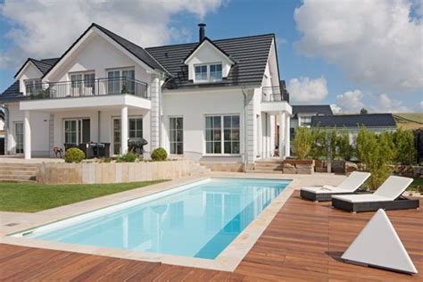 Hardscaping ideas from lewis aquatech skilled hardscaping from firms like lewis aquatech can give you multiple outdoor rooms for entertaining — or just plain relaxing — in style. Erholung zu Hause im Pool | schwimmbad.de
