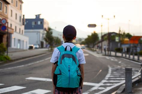Kind Entdeckt Auf Dem Heimweg Von Der Schule Einen Fremden Verfolger Und Nutzt Den Trick Seiner
