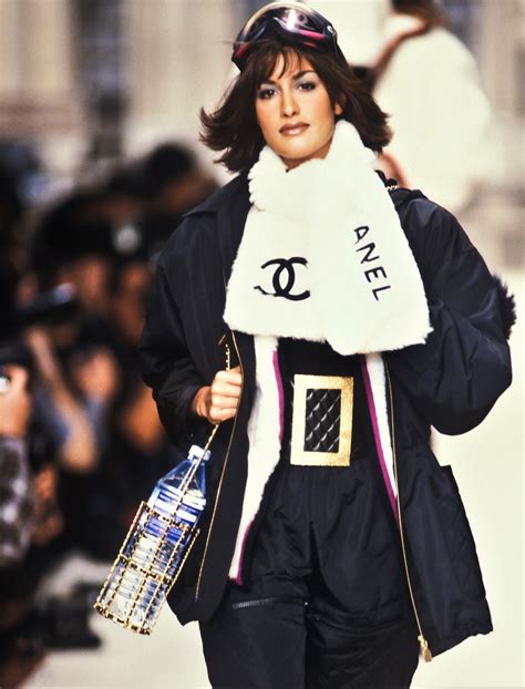 Yasmeen Ghauri / CHANEL Runway F/W 1994 | 90s runway fashion, Chanel runway, Cold weather outfits