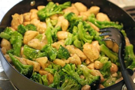 Garlicky Chicken with Broccoli Recipe | Panlasang Pinoy ...