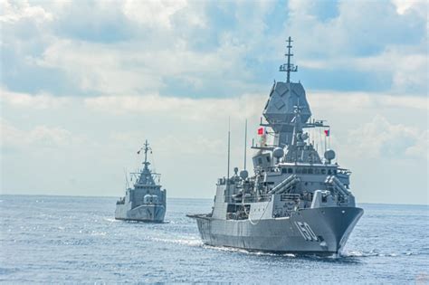 Dua Kapal Perang Tni Al Berhadapan Dengan Kapal Perang Australia Di Laut Jawa Website Tentara